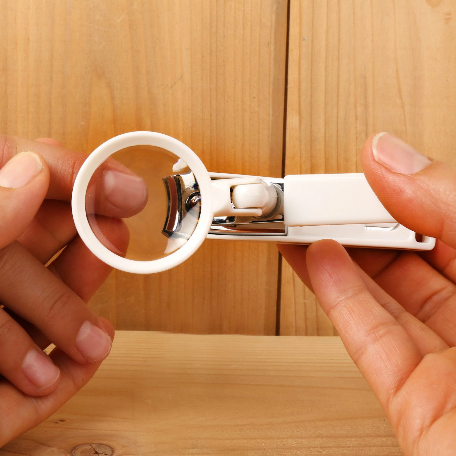 Nagelknipper Met Vergrootglas - Kikkerland